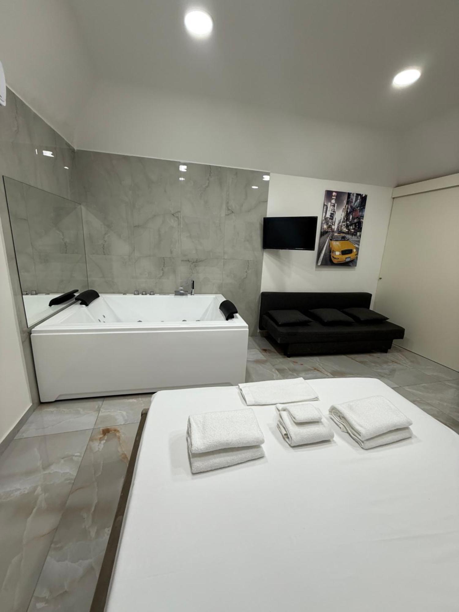Caracciolo Suites 36 Neapel Exteriör bild